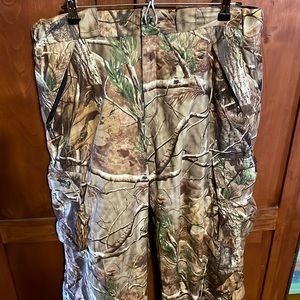 Guide series insulated camo pants. Real tree camo, size Large.